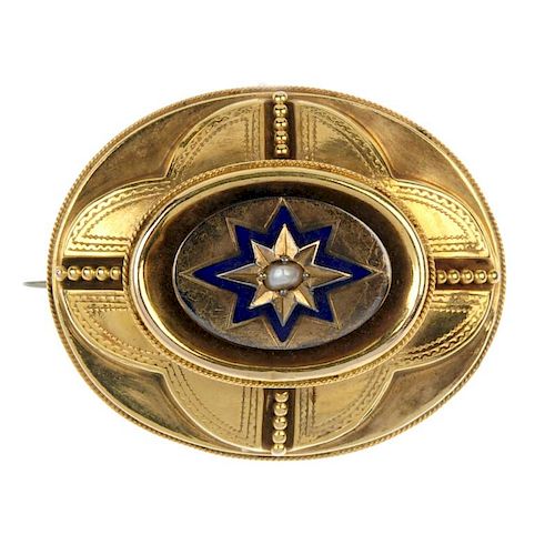 <p>A late Victorian 18ct gold mourning brooch. Of oval outline, the blue enamel starburst with split