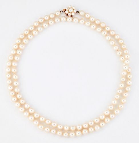 A CULTURED PEARL NECKLACE, a single row of uniform cultured