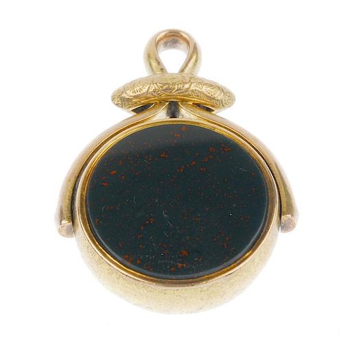 An early 20th century gold hardstone swivel fob. The circular-shape carnelian and bloodstone panels,