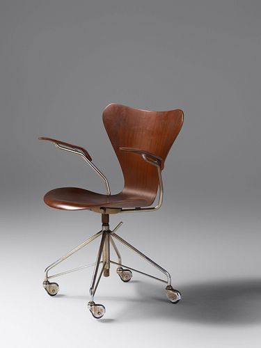 Arne Jacobsen
(Danish, 1902-1971)
Sevener Desk Armchair, model 3217