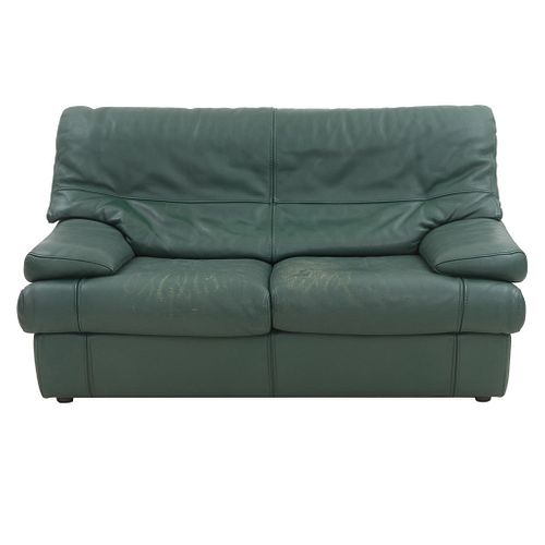 Love seat. SXX. Estructura de madera con recubrimiento en tapicería tipo piel color verde. Con respaldo cerrado y asientos con cojines.