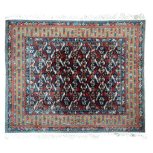 Tapete. México, SXX. Elaborado en fibras de lana. Decorado con diseños geométricos con fondo azul. 200 x 240 cm.