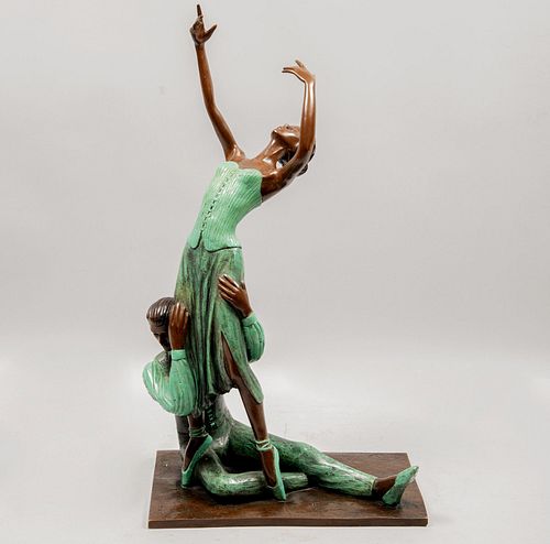C. BAUTISTA.  Pareja de bailarines.  Firmada. Escultura en bronce patinado. 63 cm altura. Detalles de conservación.