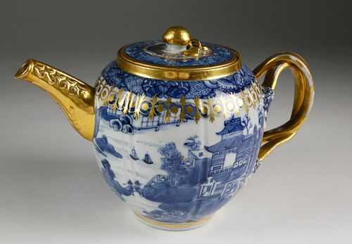 Chinese Export Blue and White Porcelain Tea Pot with Gilt Clobbering, mid 18th Century