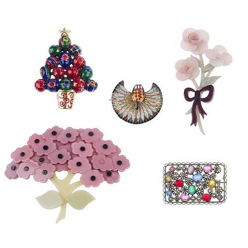 A selection of jewellery. To include an acrylic floral brooch and a decorative letter opener. (33) L
