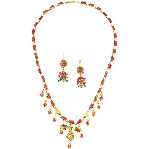 CHOKER AND PAIR OF EARRINGS WITH DIAMONDS, CORALS AND EMERALDS IN 18K YELLOW GOLD