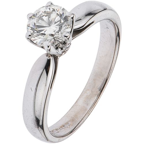 SOLITAIRE RING WITH DIAMOND IN 14K WHITE GOLD Brilliant cut diamond ~0.72 ct Clarity: VS2. Weight: 3.0 g. Size: 6