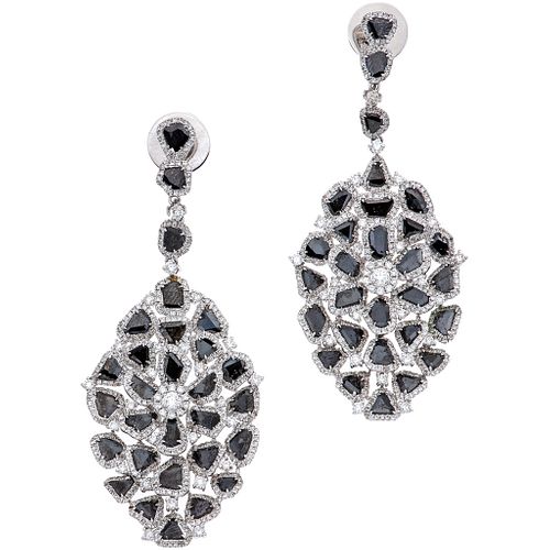 PAIR OF EARRINGS WITH DIAMONDS IN 18K WHITE GOLD Brilliant cut diamonds and slabs of black diamonds ~8.0 ct. Weight: 18.9 g