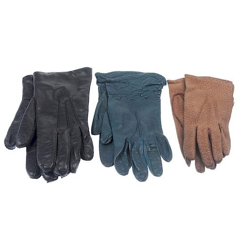 Fifteen pairs of gloves. Thirteen pairs made from leather and suede, to include a bottle green pair