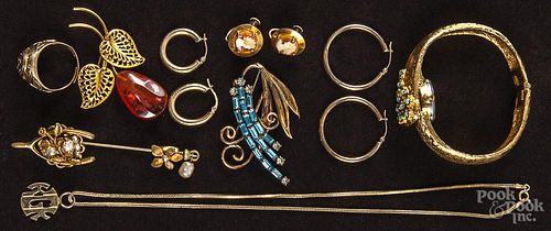 Assorted gold and gold-filled jewelry, to include cameos and an amber brooch, 23.0 dwt