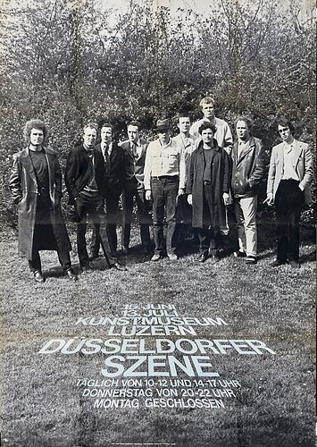   Gefaltetes Plakat mit Austellungsführer verso der Ausstellung Düsseldorfer Szene 1969 im Kunstmuseum Luzern. Gefaltet.