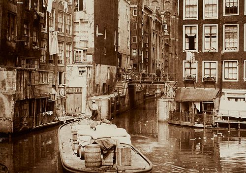 Renger-Patzsch, Albert Het Kolkje Amsterdam. 2 OPhotographien. Silbergelatineabzüge. 1922-1928. Format je ca. 22,5 x 17,5 cm. Auf grünen Kt. aufgezoge