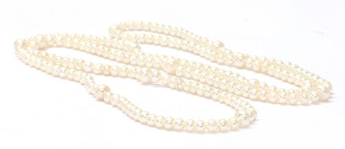 A cultured freshwater pearl necklace,