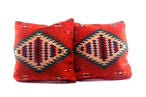 Ganchos y Medallions Wool Set of Pillows Two Reyna