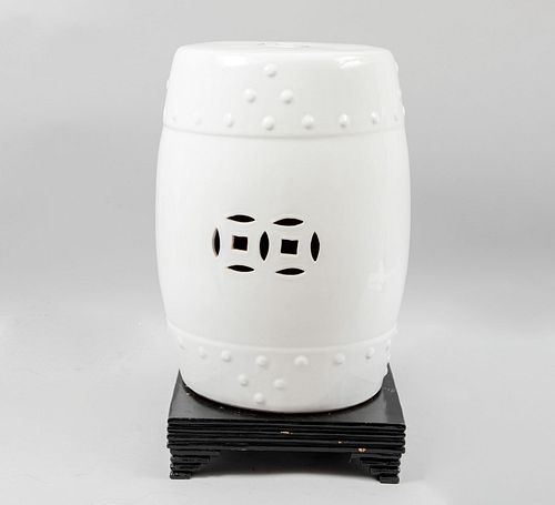 Banco para jardín. China, SXX. Elaborado en cerámica color blanco con base de madera escalonada. Decorado con calados. 46 cm de altura.