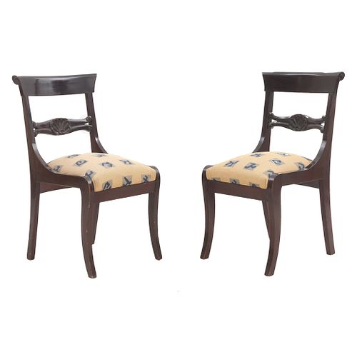 Par de sillas. SXX. Elaboradas en madera con tapicería textil con motivos geométricos. Respaldos semiabiertos y soportes semicurvos.
