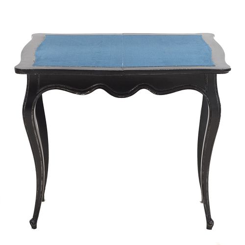Mesa de juego-consola. SXX. Estilo Luis XV. Elaborada en madera ebonizada. Cubierta irregular con textil azul abatible.