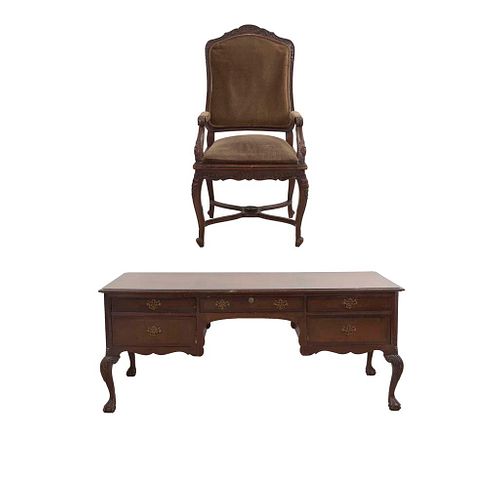 Escritorio y sillón. SXX. Talla en madera. Uno estilo Chippendale con 5 cajones y otro con respaldo y asiento en tapicería.