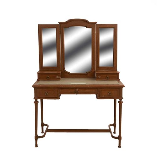 Tocador con espejo. SXX. Talla en madera. Con 3 lunas bisealadas, cubierta rectangular con vidrio y 5 cajones. 154 x 106 x 49 cm