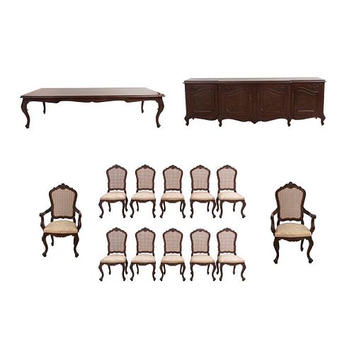 Comedor. SXX. Elaborado en madera tallada y enchapada. Consta de: Mesa, 10 sillas, trinchador y par de sillones. Piezas: 14
