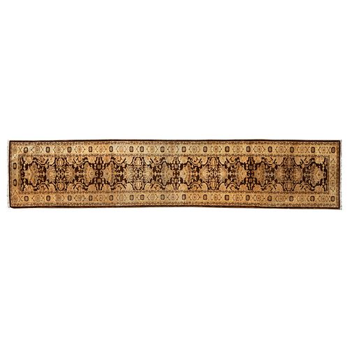 Tapete de pasillo. SXX. Estilo Tabriz. Elaborado en fibras de lana y algodón. Con motivos orgánicos, florales y grecas. 475 x 75 cm