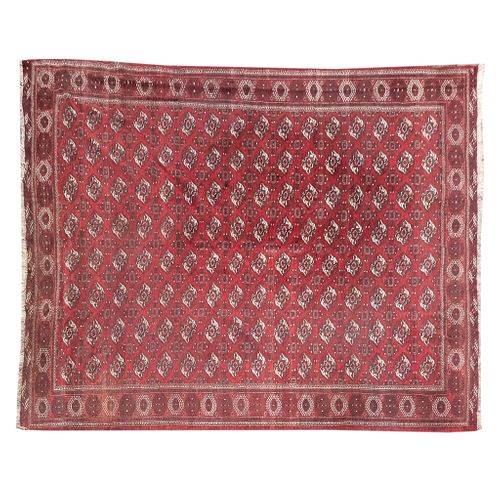 Tapete. SXX. Estilo bokhara. Elaborado en fibras de lana y algodón. Decorado con motivos geométricos sobre fondo rojizo.