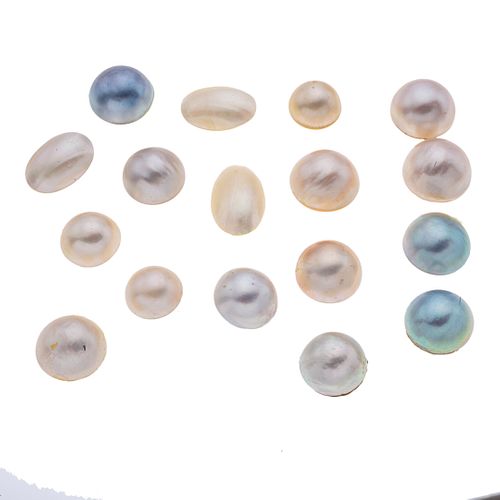 Lote de medias perlas cultivadas. Diferentes calidades corte cabujón. Peso: 51.0 g.