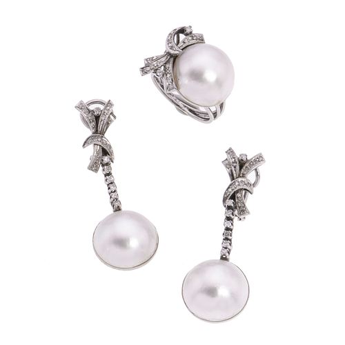 Anillo y par de aretes vintage con medias perlas y diamantes en plata paladio. 3 medias perlas cultivadas color blanco de 15 mm.<R...