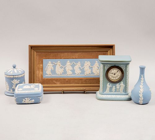 Lote de artículos decorativos. Inglaterra, SXX. Elaborado en porcelana Wedgewood color azul. Consta de: reloj, otros. Piezas: 5