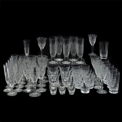 Lote de copas y vasos. SXX. Elaborados en cristal. Diferentes tamaños y diseños. Decorados con elementos vegetales y facetados. Pz: 60