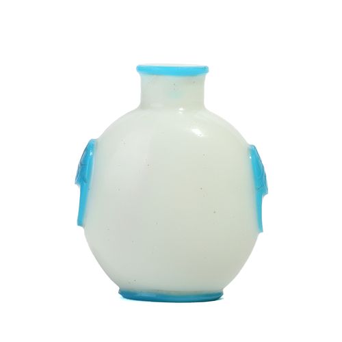 A BLUE AND WHITE GLASS SNUFF BOTTLE