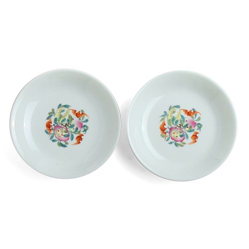 A PAIR OF FAMILLE-ROSE 'PEACH AND BAT' DISHES
