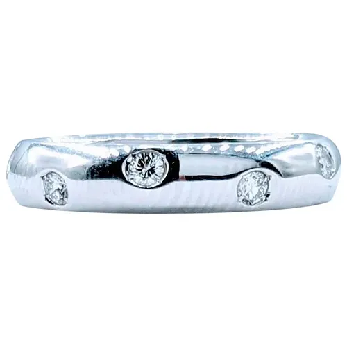 Modern .33ctw 18k Diamond Ring
