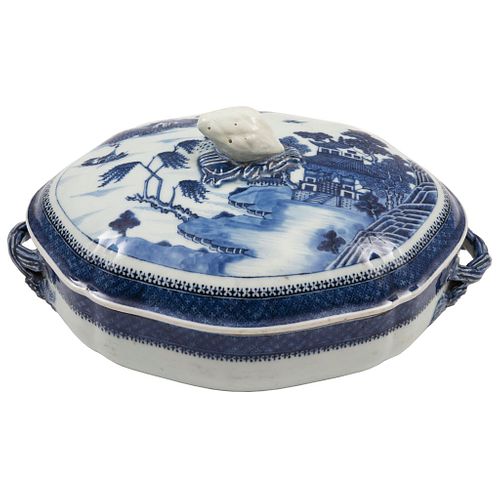 SOPERA CHINA, PRINCIPIOS DEL SIGLO XX Elaborada en porcelana pinyin de color blanco, decorada con pigmento azul de óxido de cobalto | TUREEN, EARLY 20