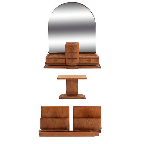 Recámara. SXX. Elaborados en madera. Consta de: Mesa auxiliar, par de camas individuales y tocador con espejo.