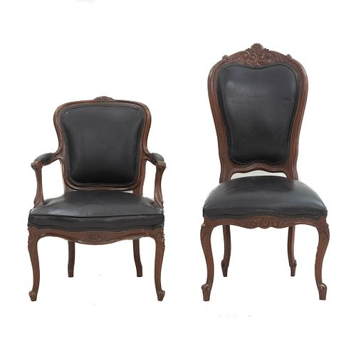 Silla y sillón. SXX. Estilo Luis XV. Elaborados en madera. Con tapicería de vinipiel color negro. Con resplados cerrados