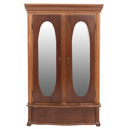 Armario. SXX. Elaborado en madera. 2 puertas con espejo de luna oval biselada, espacio para entrepaños, cajón y soportes semicurvos.