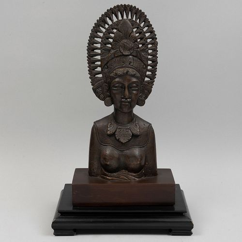 Busto de dama oriental. SXX. Fundición en bronce con base de madera entintada. 33.5 cm de altura.