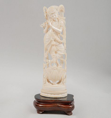 Krishna. Origen oriental, SXX. Talla en marfil con motivos calados. Con base de madera. 19 cm de altura.