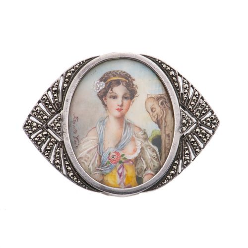 Prendedor con miniatura pintada a mano representando a una dama. Bisel en plata .800 con marquesitas. Peso: 16.2 g.