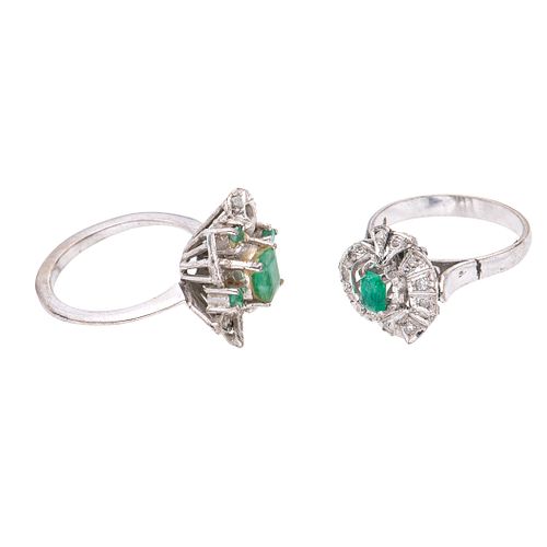 Dos anillos vintage con esmeraldas y diamantes en plata paladio. 5 esmeraldas corte redondo, rectangular y cojín.