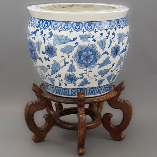 Pecera. Origen oriental, SXX. Estilo cantonés. Elaborada en porcelana con base de madera. Decorada con elementos orgánicos y florales.
