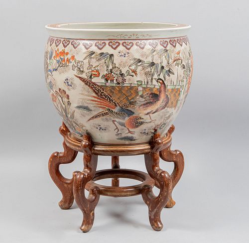 Pecera. China, SXX. Elaborada en porcelana. Con base de madera. Decorada con elementos florales y zoomorfos. 29 cm de altura.