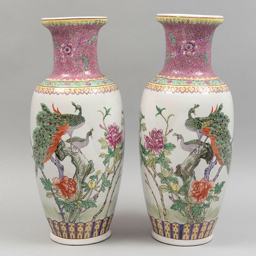 Par de jarrones. China, SXX. Elaborados en porcelana. Acabado brillante. Decorado con motivos orgánicos, florales y zoomorfos.