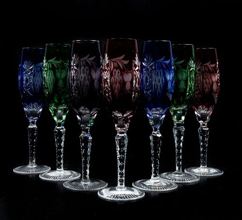 Lote de 7 copas para champaña. Origen europeo, SXX. Elaboradas en cristal de Bohemia. Decoradas con elementos facetados en colores.