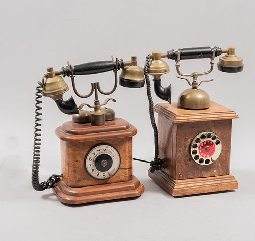 Lote de 2 teléfonos de carrusel. SXX. Elaborados en madera y metal dorado. Decorados con elementos orgánicos. 35 cm altura