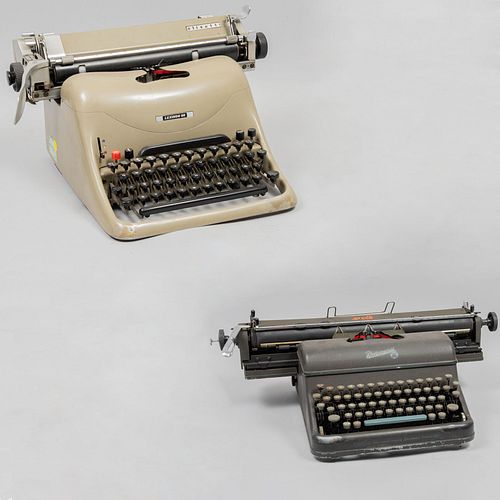 2 máquinas de escribir. SXX. Elaboradas en metal y material sintético. Consta de a) Olivetti. Italia. 23.5 x 42 x 38 cm. Otra.