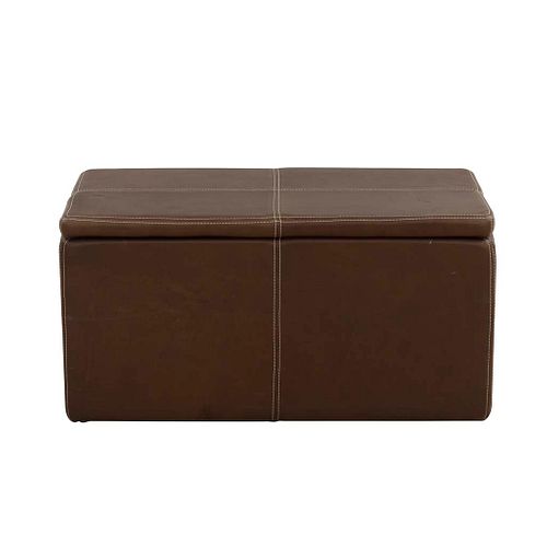 Baúl para pie de cama. SXX. Estructura de madera con recubrimiento tipo piel color marrón. Con cubierta rectangular. 42 x 83 x 43 cm