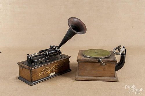 Victor Talking Machine oak phonograph