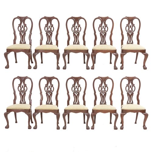 Lote de 10 sillas estilo Chippendale. SXX. Elaboradas en madera. Con asiento de tela color verde. Respaldos semiabiertos.